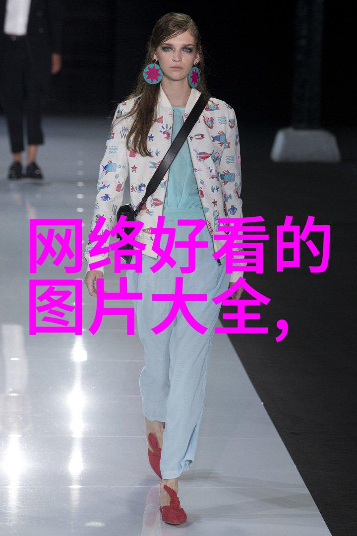 SHE签唱挤爆 记者摔落舞台